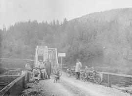 Fotografi, Sällskap i samband med bilutflykt, Indalsälven, 1910- eller 1920-tal