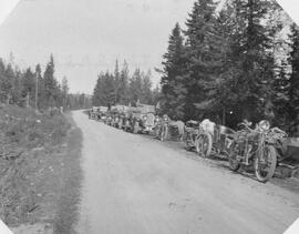 Fotografi, Parkerade motorfordon, gränsen mellan Medelpad och Hälsingland, 1920-08-22