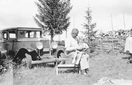 Fotografi, Man, barn och parkerad bil, Medelpad, 1930-1950-tal