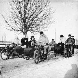 Fotografi, Sällskap i samband med bilutflykt, Medelpad, 1910- eller 1920-tal