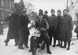 Fotografi, Gruppfoto med motorcykel, Medelpad, 1930-1950-tal