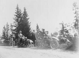 Fotografi, Sällskap i samband med bilutflykt, Medelpad, 1910- eller 1920-tal