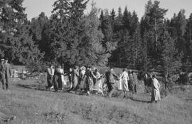 Fotografi, Sällskap dansar ringdans utomhus, Medelpad, 1930-1950-tal