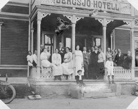 Fotografi, Sällskap vid Bergsjö Hotell, 1920-08-22