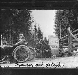 Fotografi, Sällskap i samband med bilutflykt, gränsen mellan Hälsningland och Medelpad vid Ortsjö, 1910- eller 1920-tal