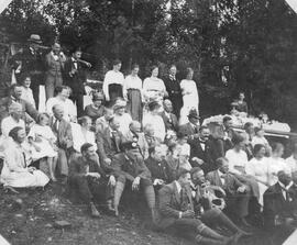 Fotografi, Sällskap tar rast under bilutflykt, gästgivaregården i Jerkvitsle/Järkvissle, 1920-08-01