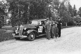 Fotografi, Gruppfoto framför parkerad bil i samband med tävling, Medelpad, 1930-1950-tal