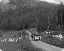 Fotografi, Sällskap tar rast under bilutflykt, 1920-08-01