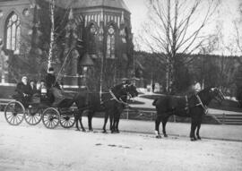 Ekipage med häst och vagn utanför GA-kyrkan, Sundsvall