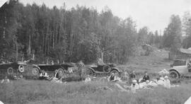 Fotografi, Sällskap tar rast under bilutflykt, 1920-08-01