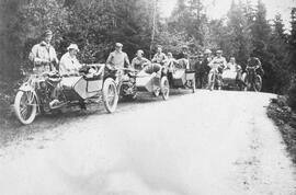 Fotografi, Sällskap i samband med bilutflykt, Östbyns gästgivaregård, 1910- eller 1920-tal