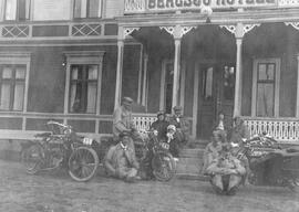 Fotografi, Sällskap i samband med bilutflykt, Bergsjö hotell, 1910- eller 1920-tal