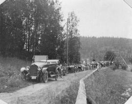 Fotografi, Sällskap tar rast under bilutflykt, 1920-08-01