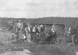 Fotografi, Sällskap i samband med bilutflykt, Medelpad, 1910- eller 1920-tal