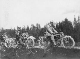 Fotografi, Sällskap i samband med bilutflykt, Medelpad, 1910- eller 1920-tal