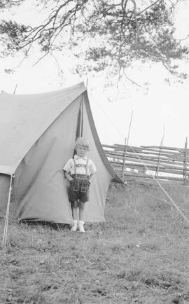 Fotografi, Barn utanför tält, Medelpad, 1930-1950-tal