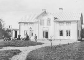 Fotografi, Sällskap i samband med bilutflykt, Östbyns gästgivaregård, 1910- eller 1920-tal