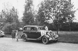 Fotografi, Parkerad bil i samband med tävling, Medelpad, 1930-1950-tal