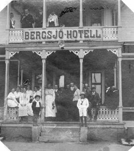 Fotografi, Sällskap vid Bergsjö Hotell, 1920-08-22