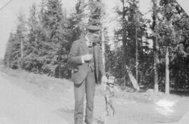 Fotografi, Man på skogsväg, 1920-08-22